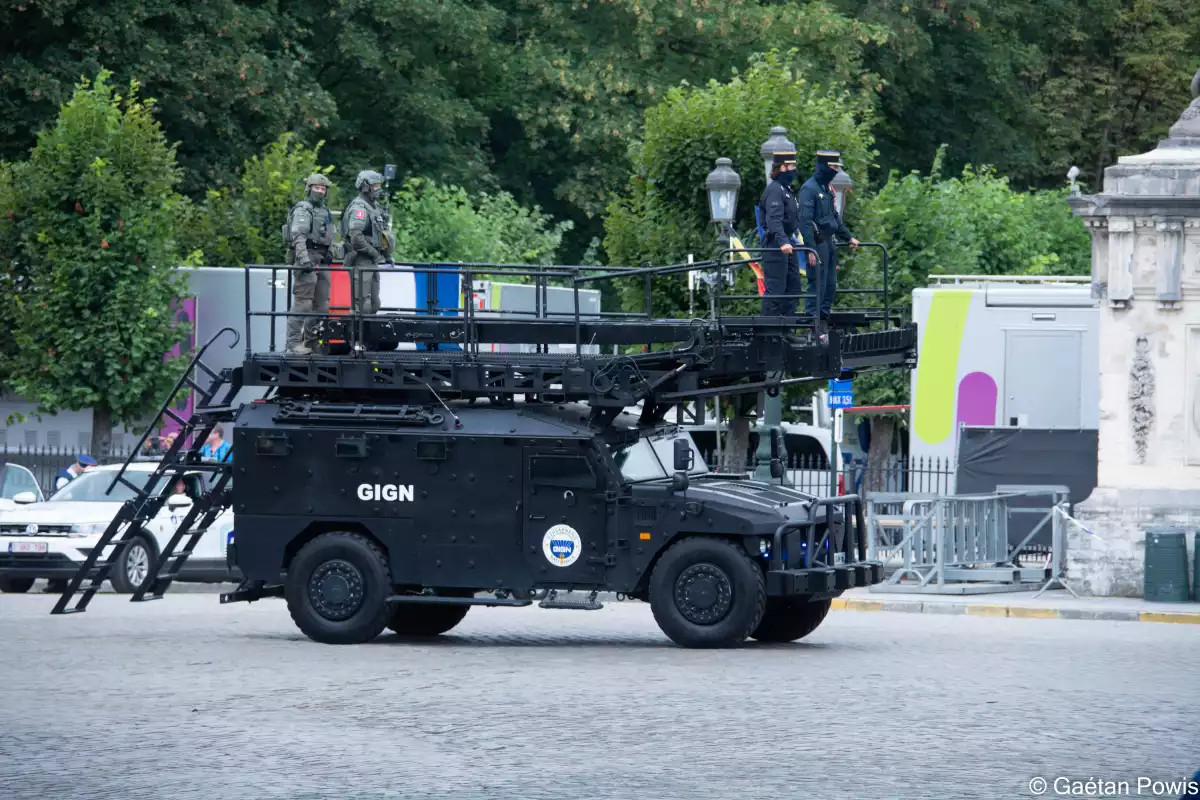 Un exemple de la coopération internationale : le Sherpa Light du GIGN transportant deux gendarmes français du GIGN et deux policiers belges du CGSU.