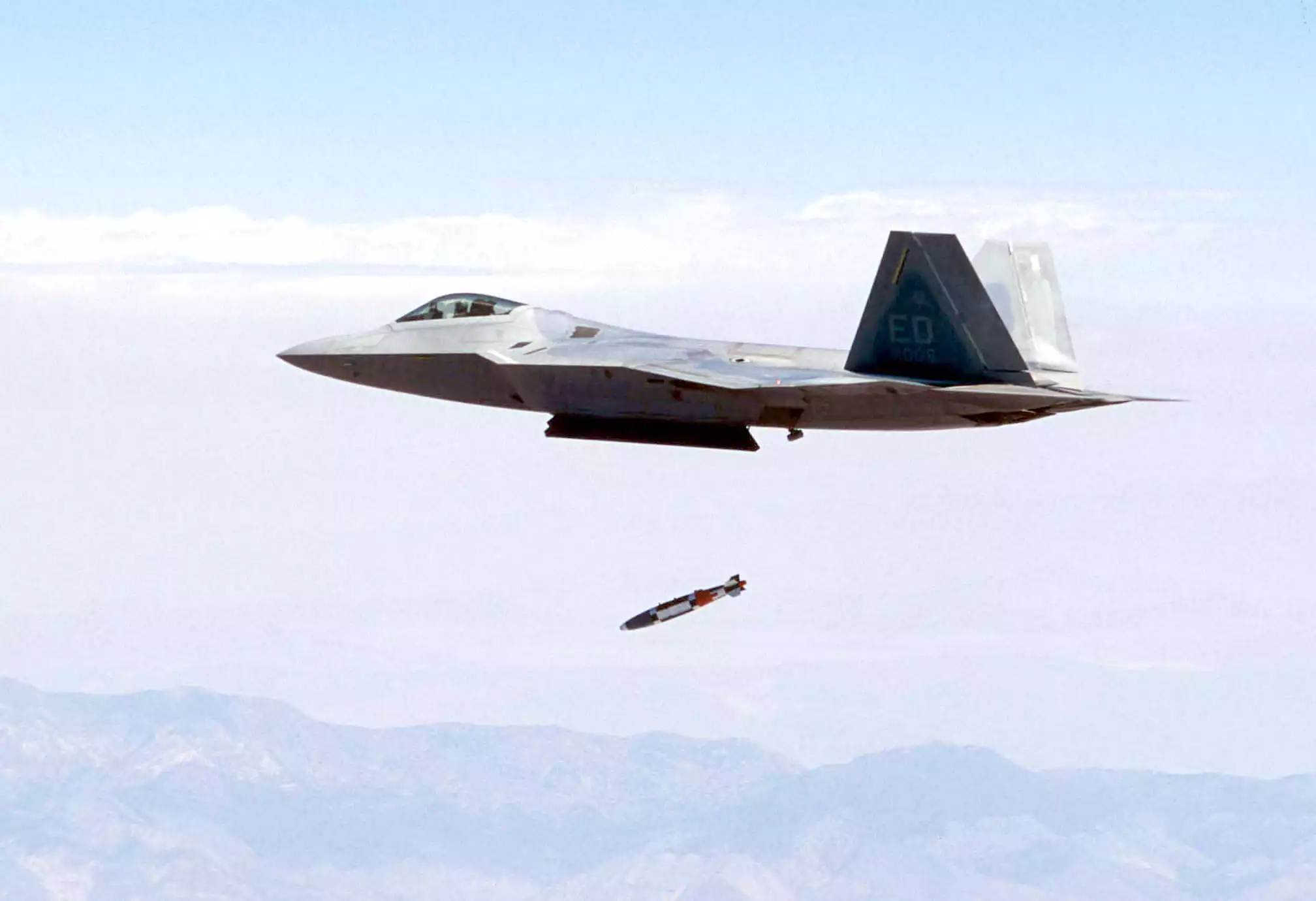 Un F/A-22 Raptor libère une bombes guidées GB-32 de 453.6 kg comprise dans la catégorie des munitions d'attaque directe conjointes (JDAM).