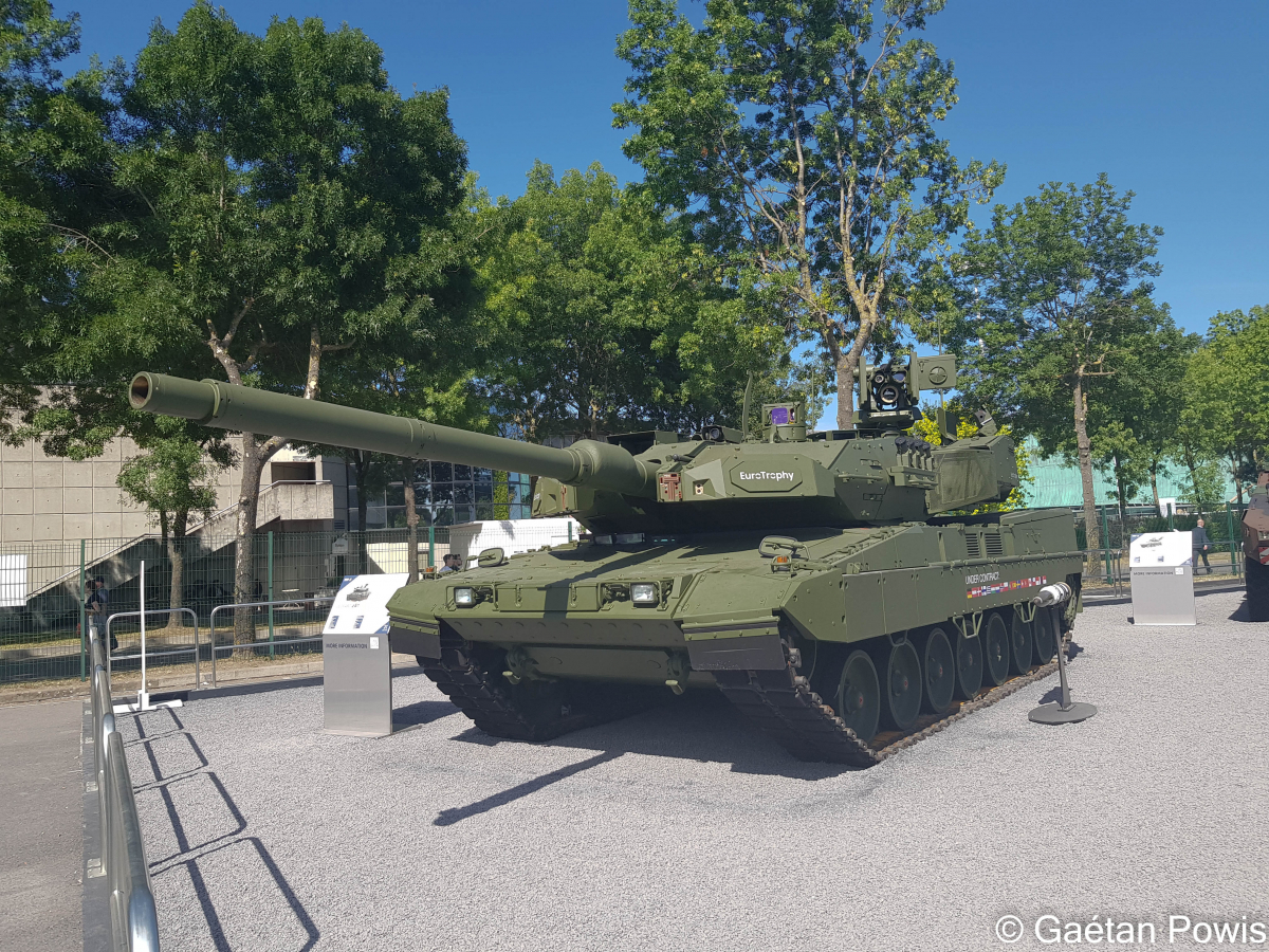 Leopard 2A7 présenté au salon Eurosatory 2022 sur le stand de KNDS. Les nombreux drapeaux sur la gauche du châssis démontrent la réussite internationale de cette famille de char de combat.