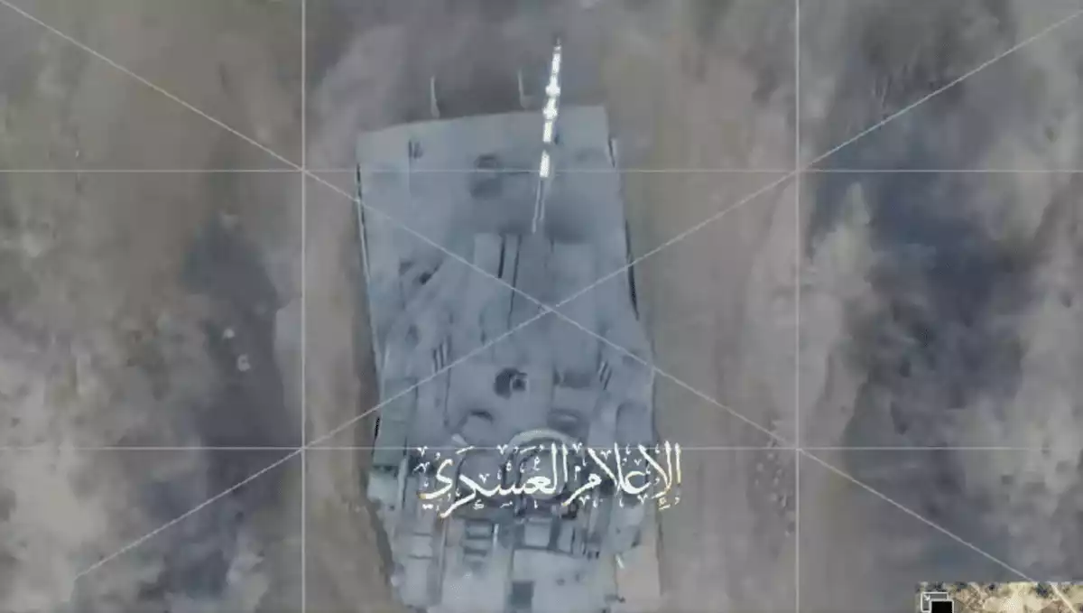 apture d'écran d'une vidéo diffusée par le Hamas montrant le largage d'un explosif sur un tank israélien Merkava Mk. IV. C