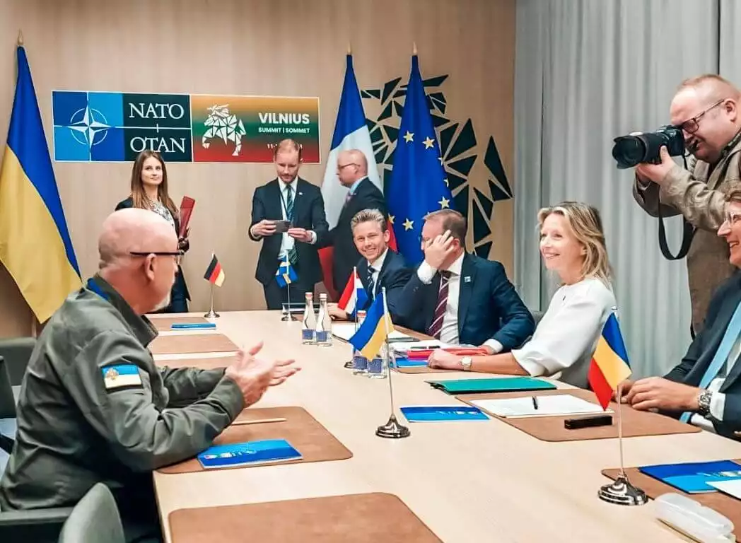 Réunion lors du sommet de l'OTAN de Vilnius des pays participants à la coalition d'entrainement des futurs pilotes et mécaniciens ukrainiens sur F-16.