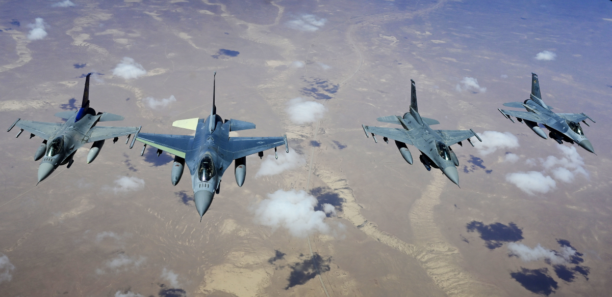 Des F-16 du 55ème escadron expéditionnaire de chasse de l'U.S. Air Force en vol lors d'un exercice.