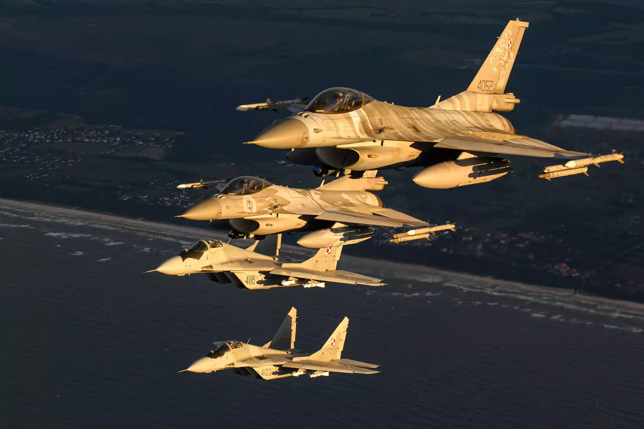 Coucher de soleil sur deux F-16C (2 AMRAAM et 2 Sidewinder) et deux MiG-29 (quatre R-60) polonais.