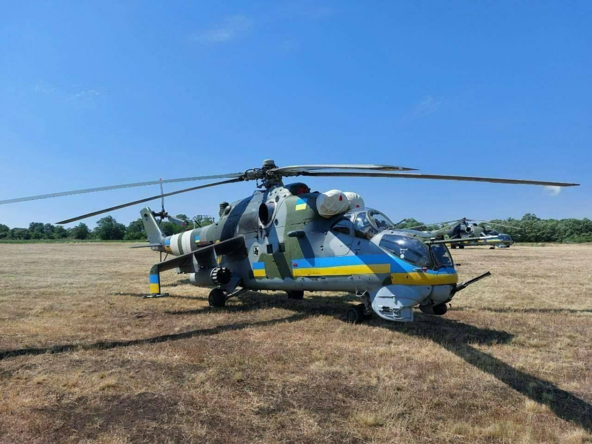 Deux hélicoptères de combat Hind tchèques aux couleurs ukrainiennes