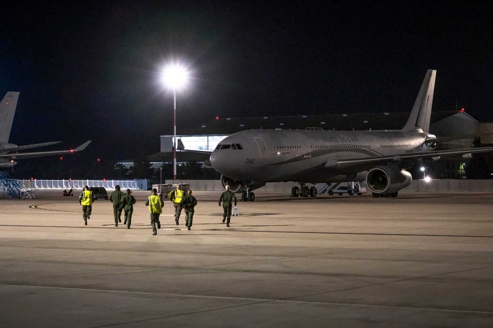 Scramble ! Les équipages des ravitailleurs A330 MRTT Phénix courent vers leurs avions dans le cadre de l'exercice stratégique Poker 2023-01.