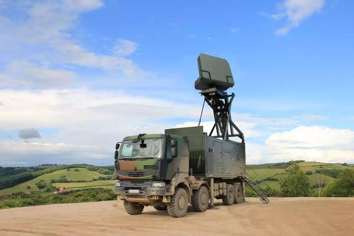 Radar moyenne portée Ground Master 200 sur un châssis de camion Renault 8x8.