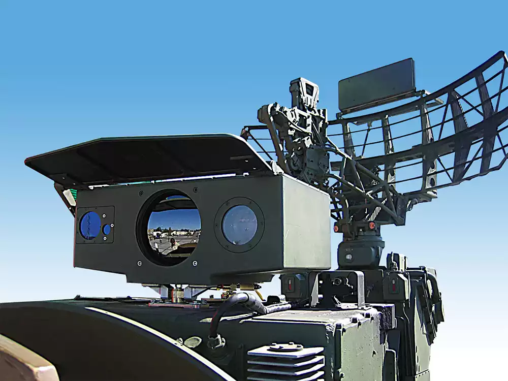 Le système électro-optique (avec le télémètre laser) sur la version modernisée du OSA polonais. Il est aussi possible d'apercevoir l'antenne IFF au-dessus du radar d'acquisition.