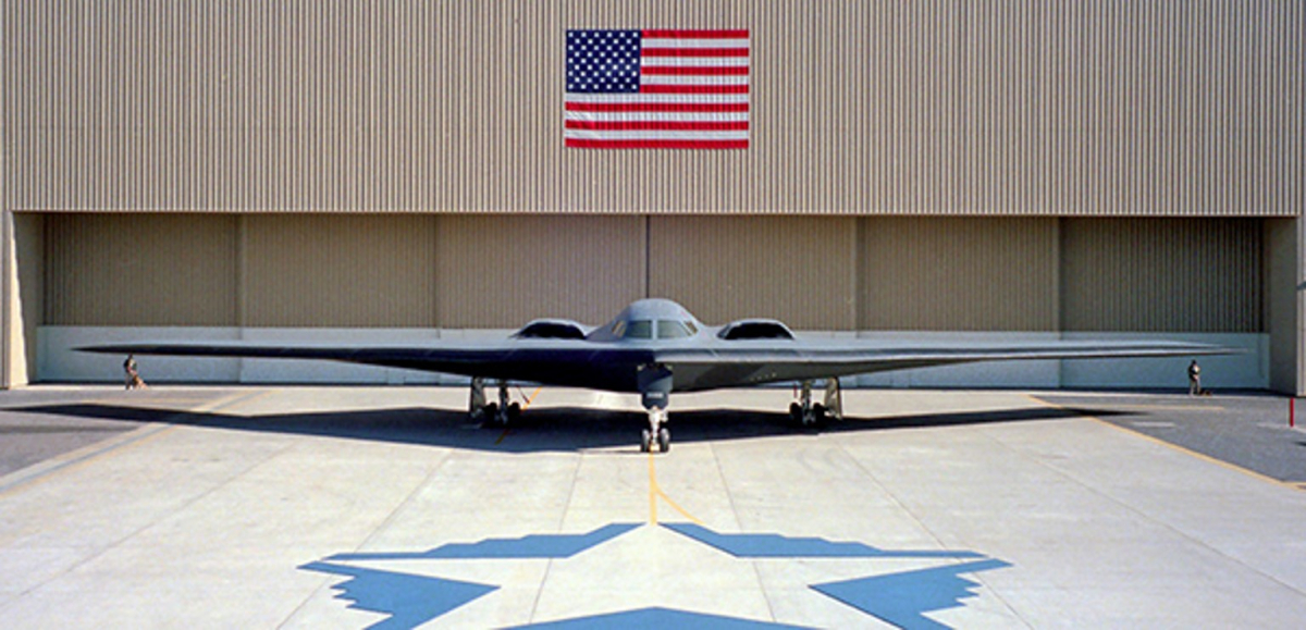 34 ans auparavant, sur la même base aérienne, le B-2 était également montré pour la première fois au grand public.