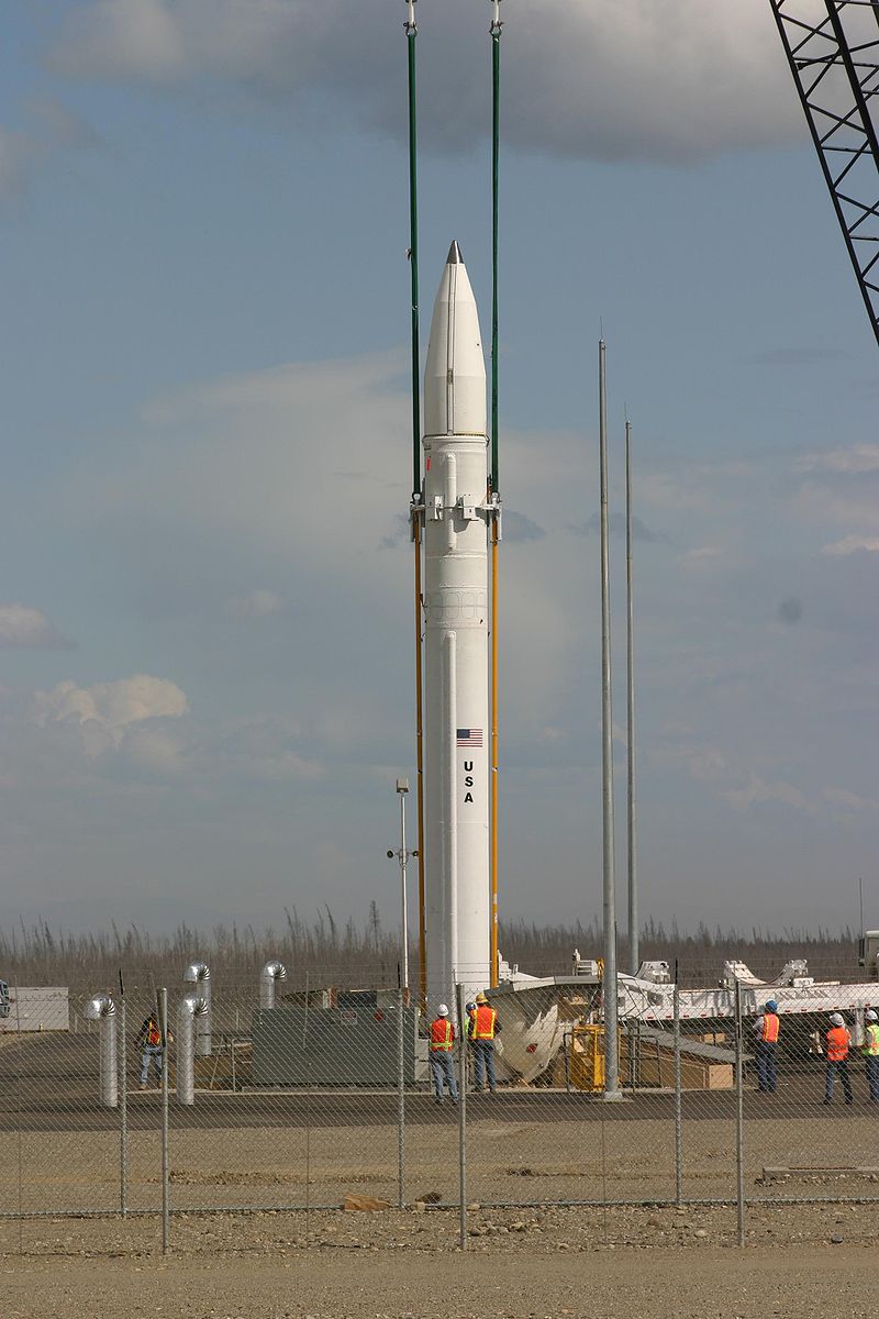 Une fusée Ground Based Interceptor en cours de chargement dans un silo en Alaska, en 2004.