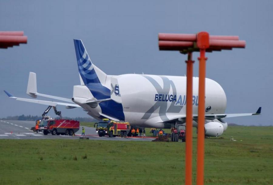 Un Airbus Beluga XL s'embourbe