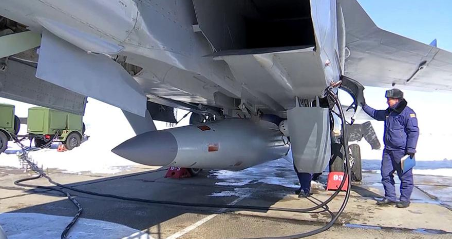 Avions de chasse russes MiG-31K et missiles hypersoniques Kinzhal pour le défilé du 9 mai à Moscou