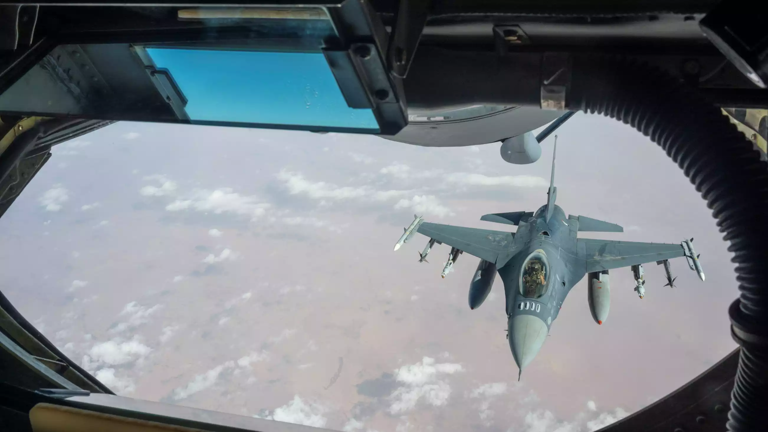 Ravitaillement d'un F-16 Fighting Falcon jordanien par un KC-135 Stratotanker de l'USAF durant un exercice (16 novembre 2022).