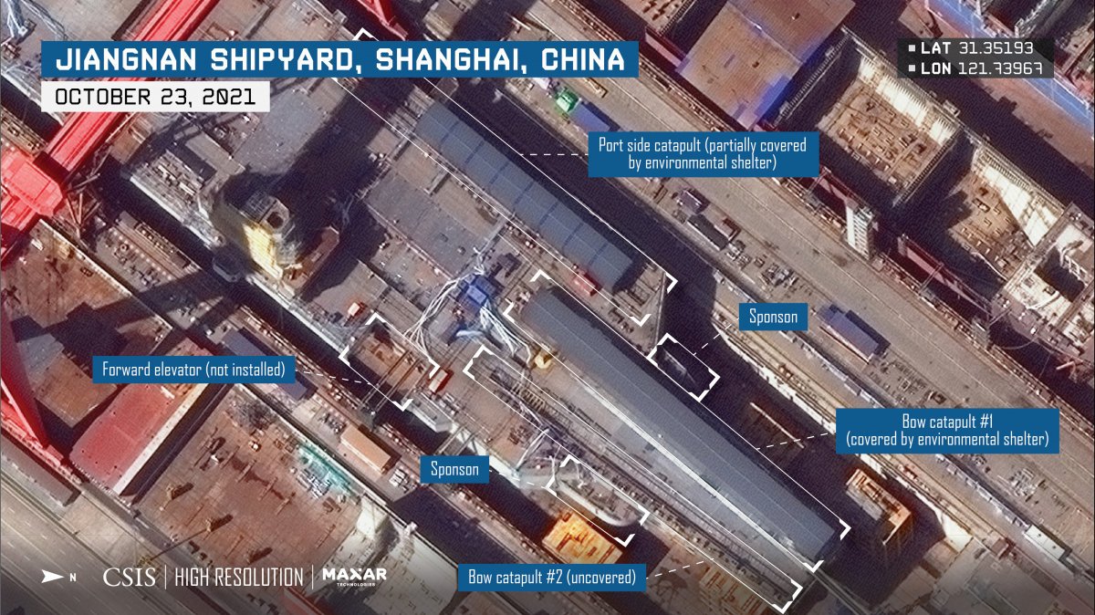 Porte-avion Type 003 en cours de construction dans les chantiers navals de Shanghai