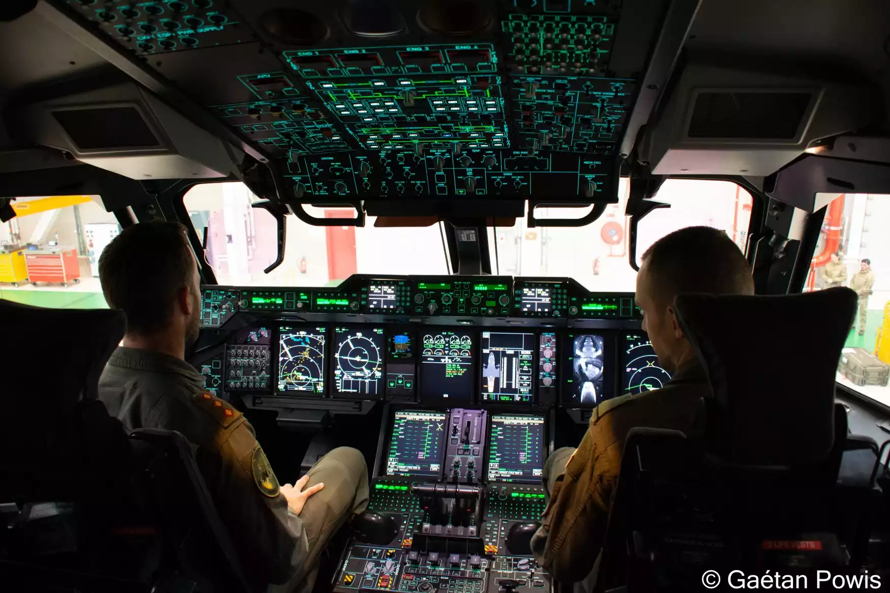 Un pilote luxembourgeois et un pilote belge dans le cockpit de l'A400M luxembourgeois (CT-01).