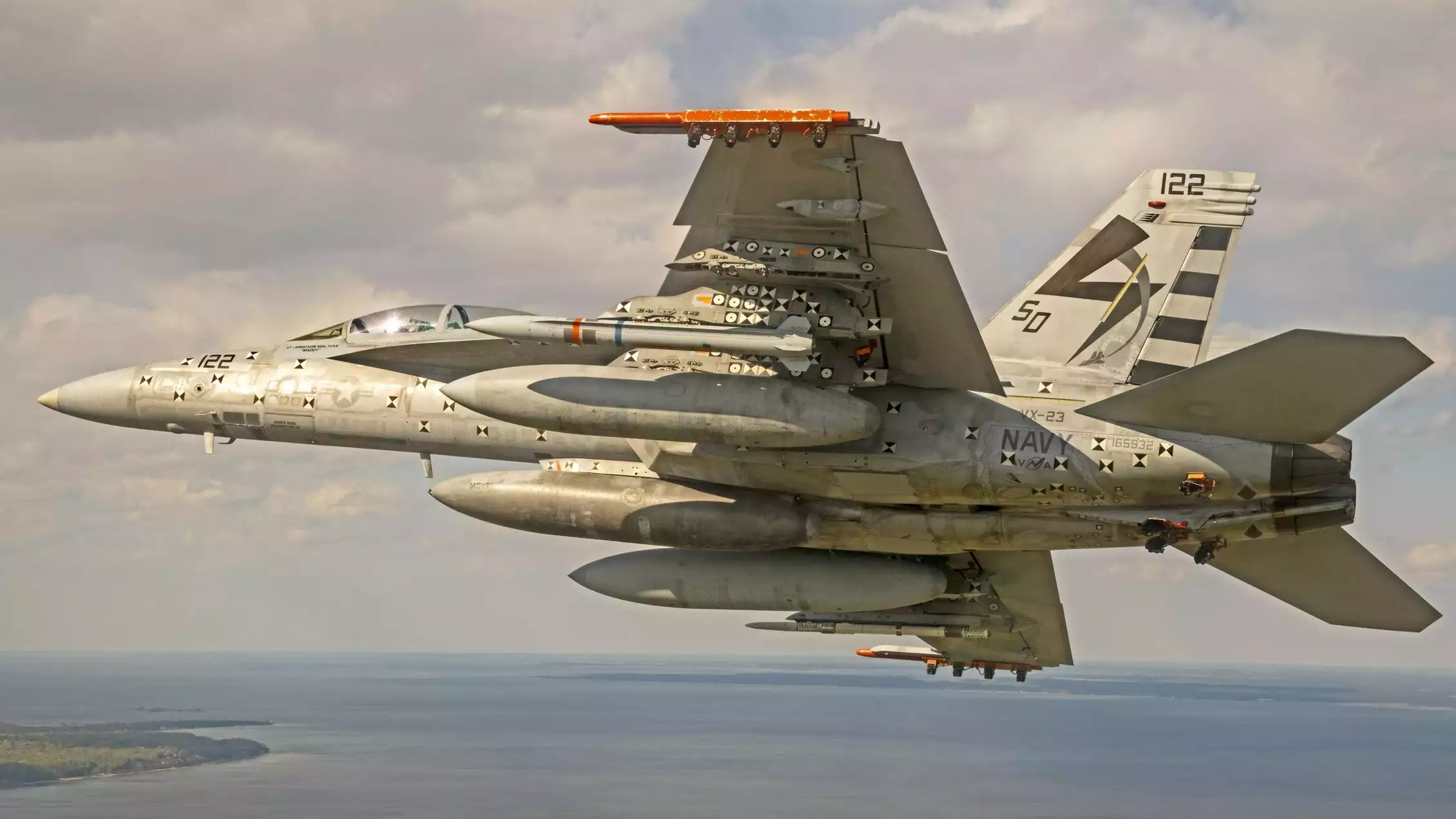 F/A-18F Super Hornet de l'US Navy durant les essais de séparation de l'AARGM-ER.