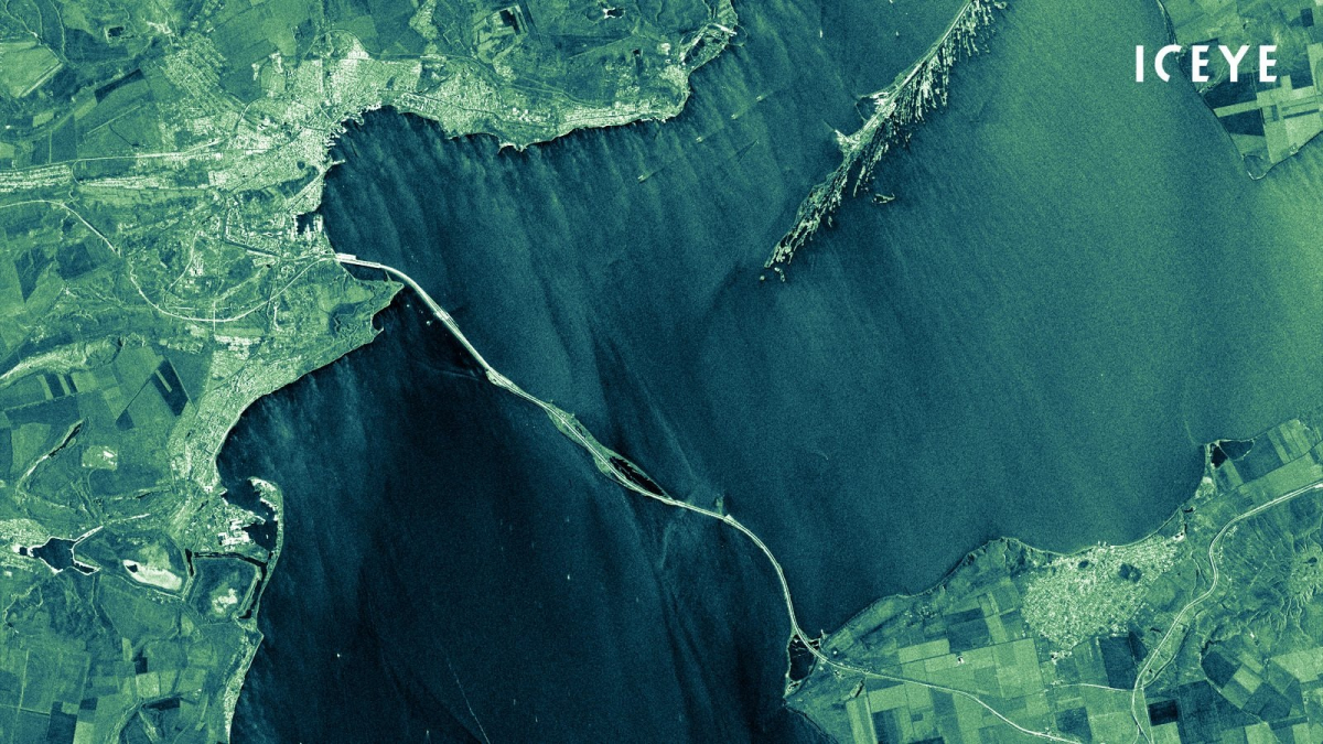 Exemple d'une image prise par un satellite RSO. Il s'agit ici du détroit de Kertch, avec pont de Crimée bien visible.