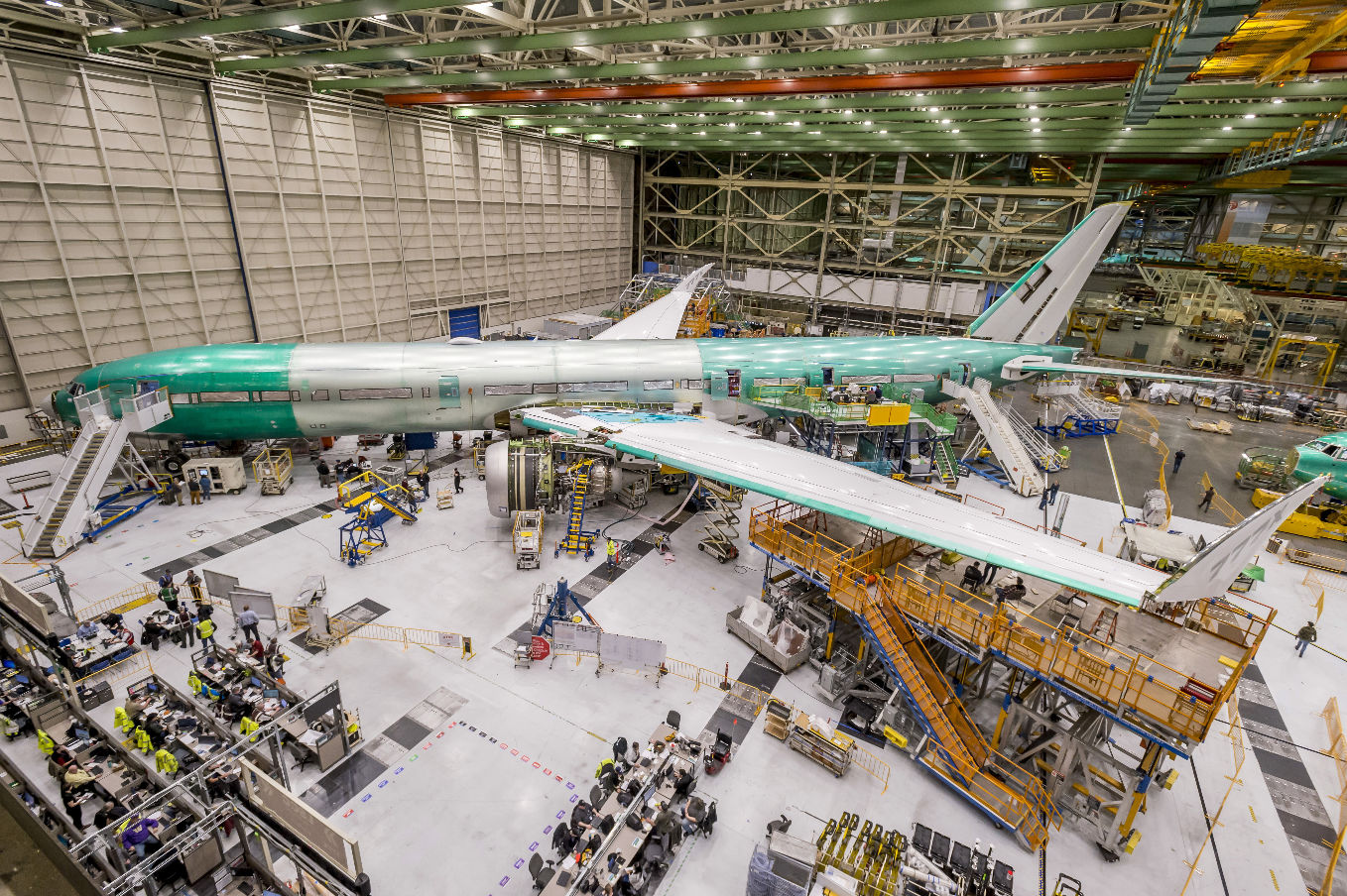 Boeing installe les moteurs GE9X sur son premier 777X