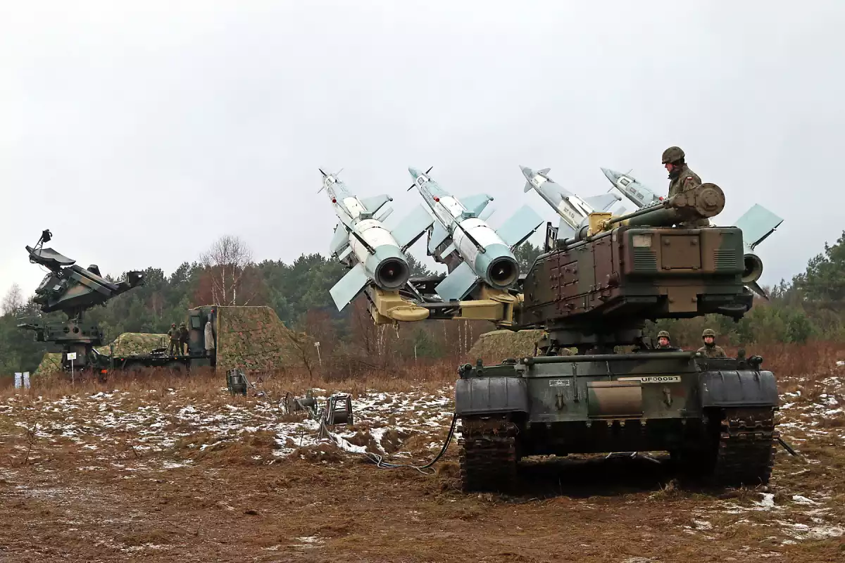 Système antiaérien polonais S-125M Newa SC (modernisé) et un radar SN-125R Low Blow sur un camion (camouflé) Maz-543.