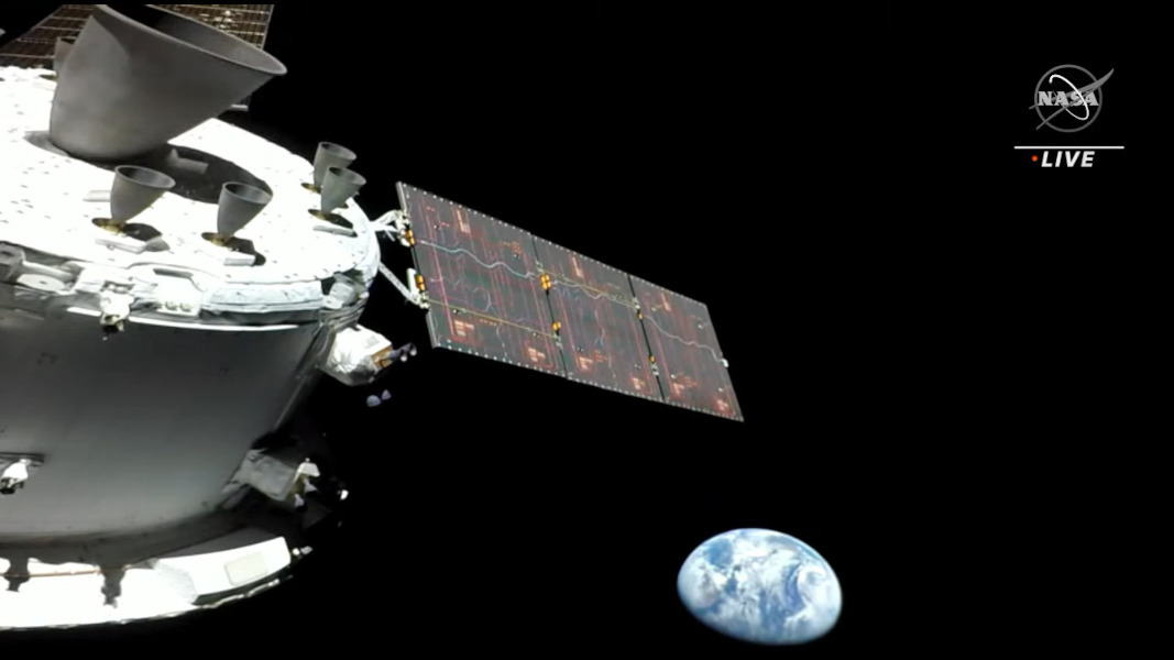 Le vaisseau Orion jette un dernier regard sur la Terre avant la Lune