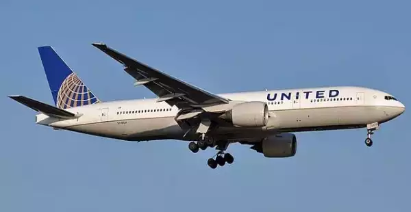 Un Boeing 777 de United Airlines plonge vers l'océan