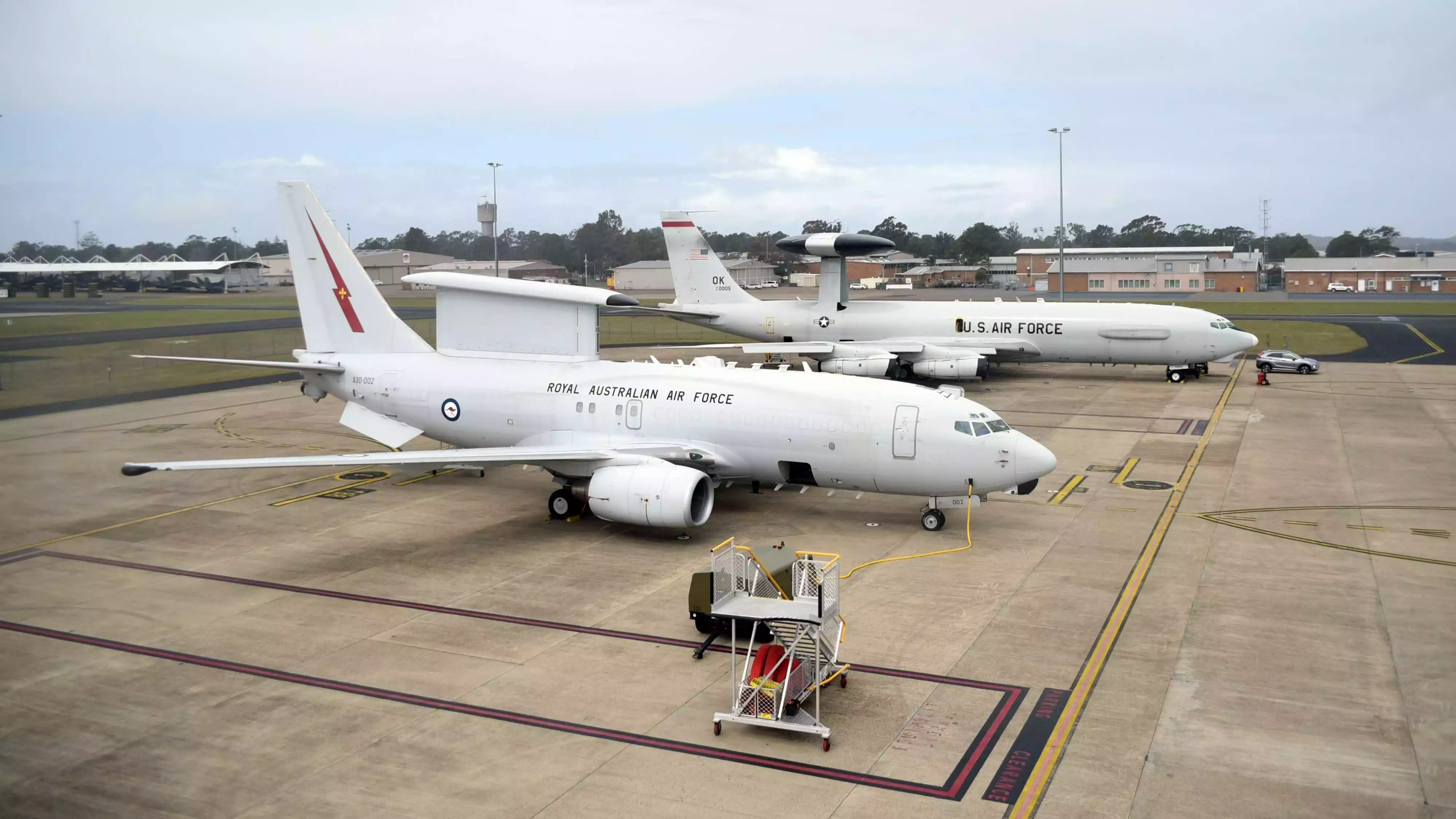 E-7A Wedgetail de la RAAF et un E-3 Sentry de l'USAF.