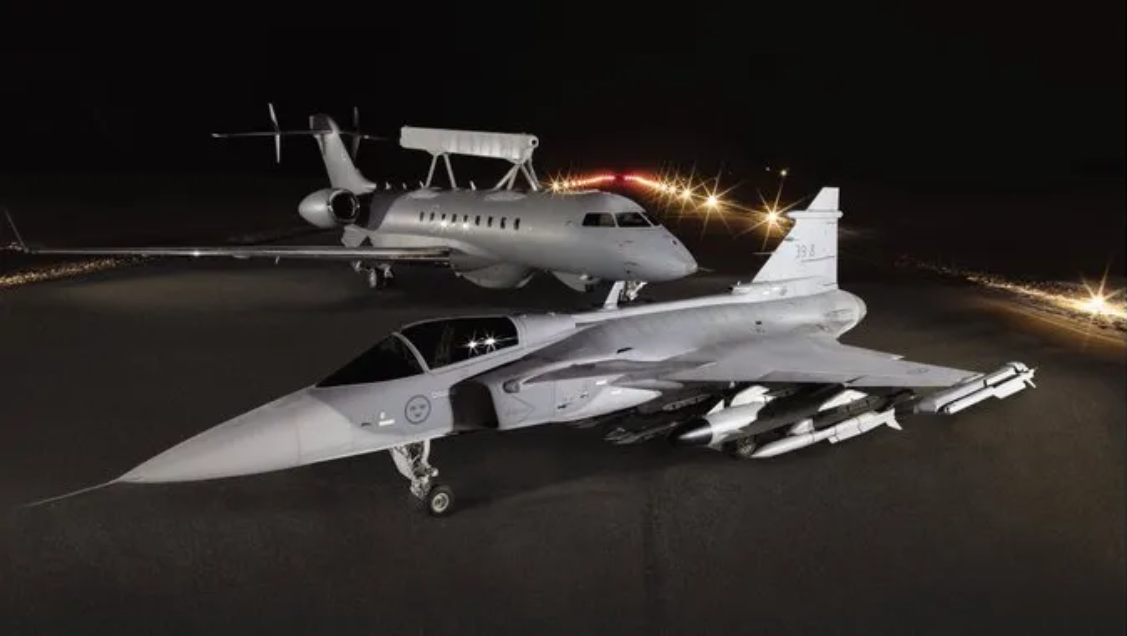 Le Saab Gripen E et un GlobalEye AEW&C (Airborne Early Warning and Control)
