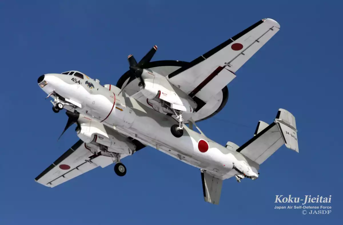 E-2C Hawkeye de la JASDF. Il est possible de voir que les avions japonais sont toujours équipés des systèmes d'appontage/catapultage malgré que les Forces d'autodéfense ne disposent pas de porte-avions capables d'accueillir ces appareils.