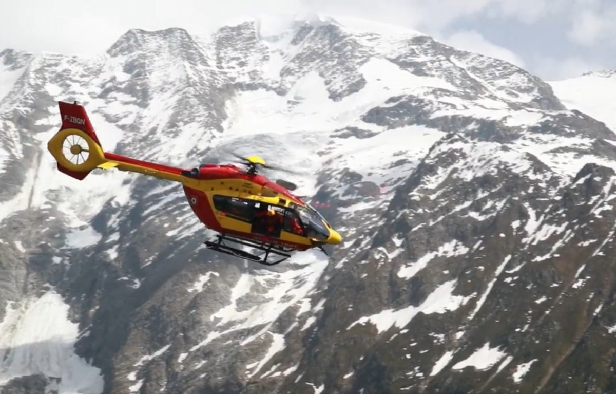 L'un des deux nouveaux H145 de la sécurité civile lors d'un entrainement dans les Alpes.