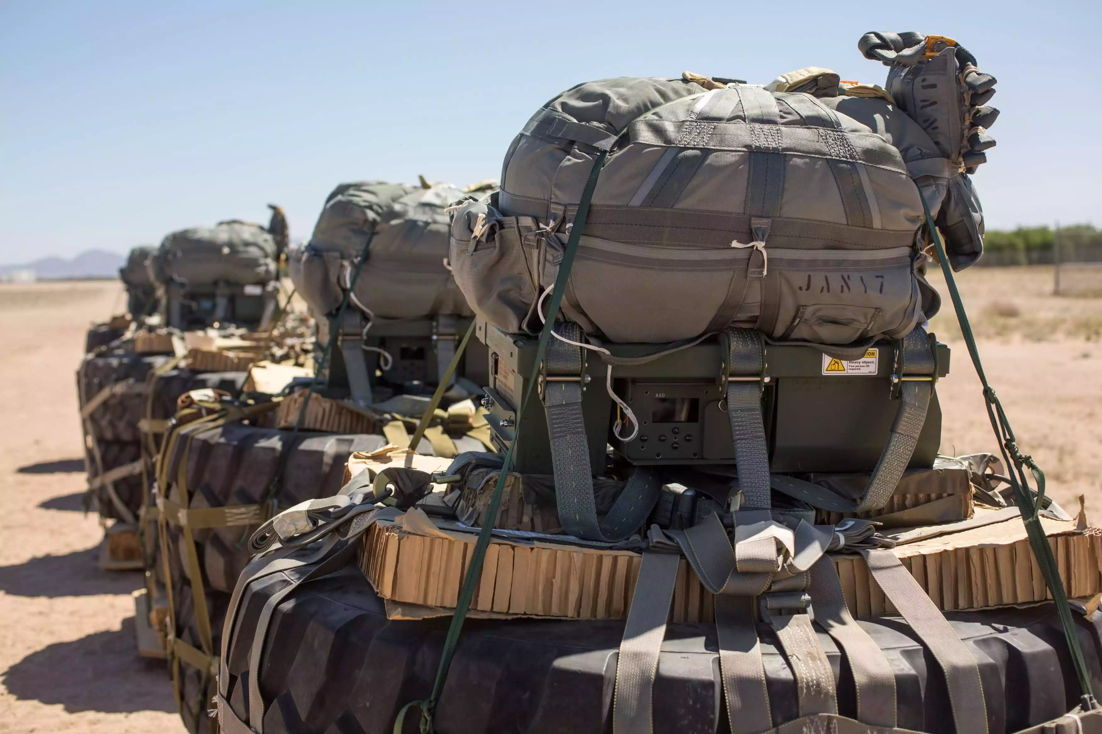 Préparation pour un entrainement au parachutage de matériels grâce au système JPADS.