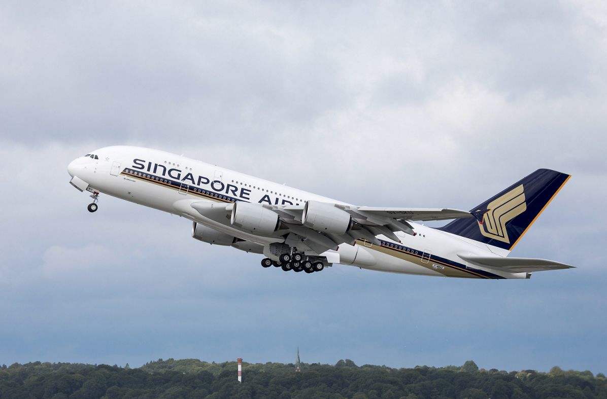 Singapore Airlines receives first new A380