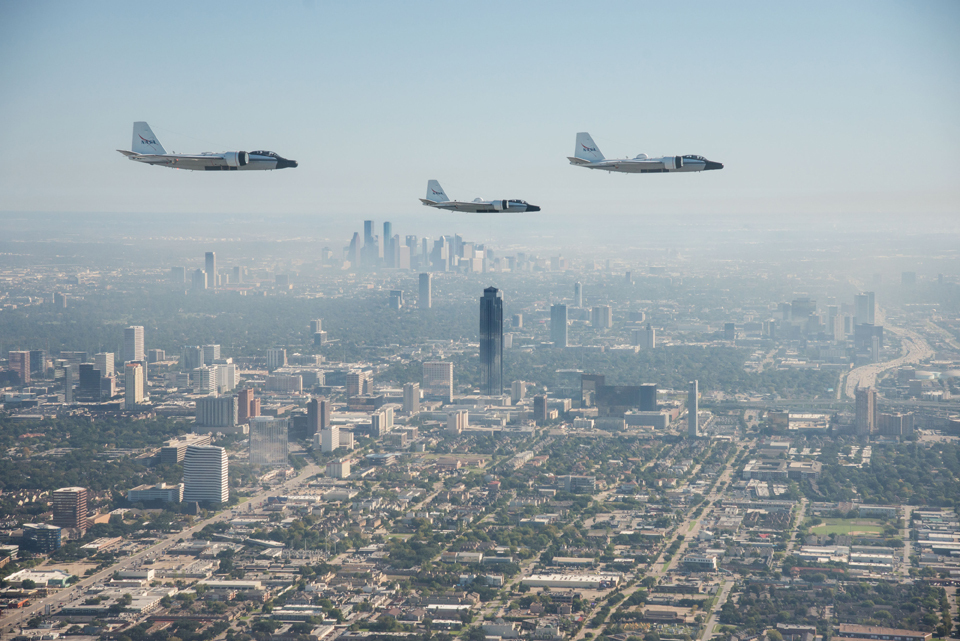 L'image : trois WB-57 au dessus de Houston