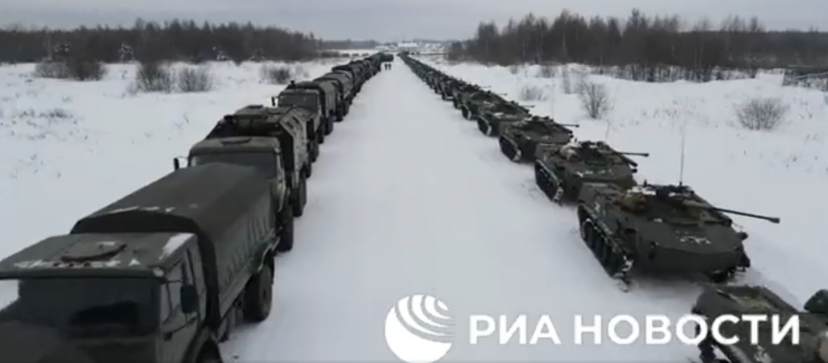 Une colonne d'une quarantaine de BMD-2 (ici à droite) attendent d'embarquer à Ivanovo
