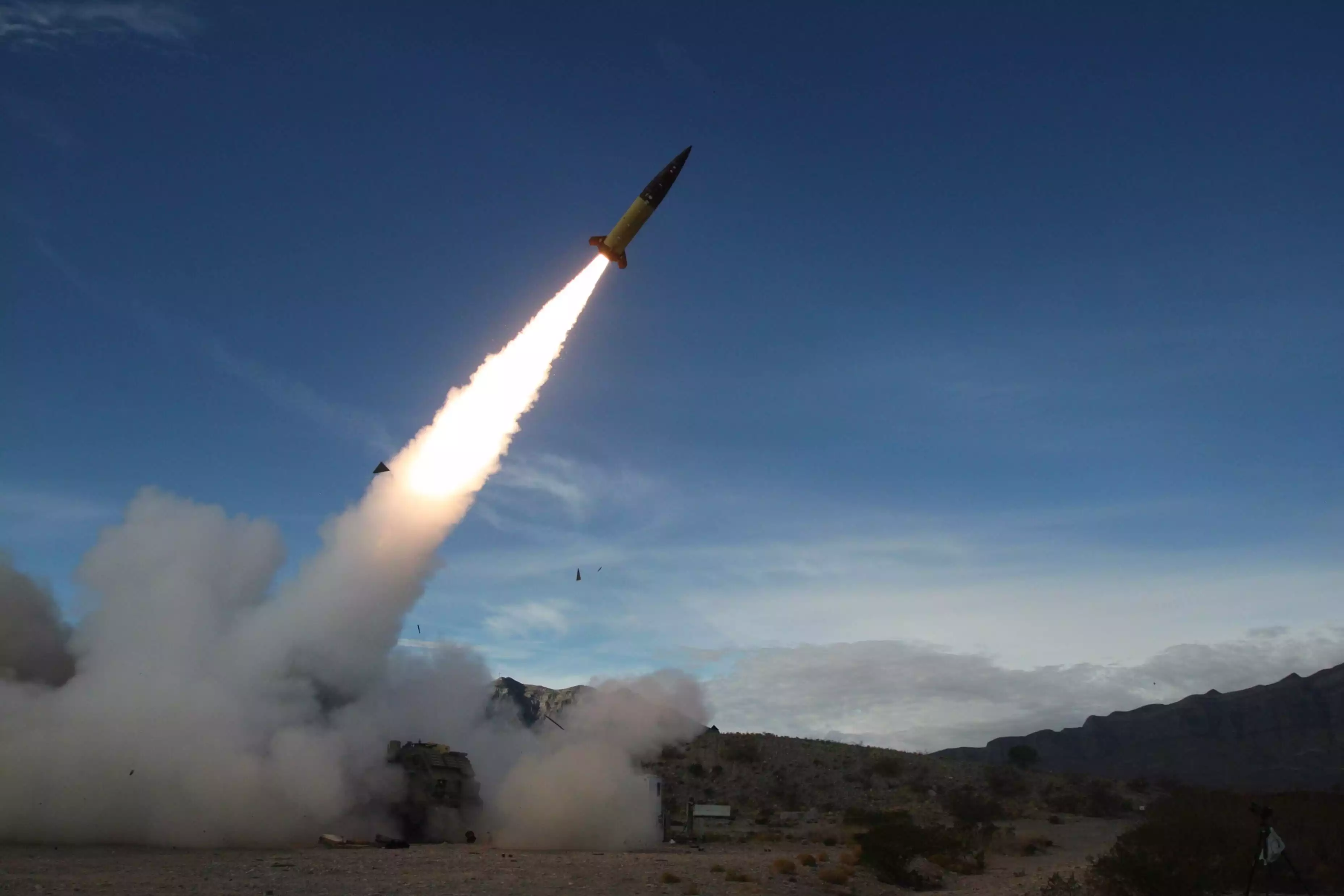Tir d'un missile ATACMS dans le White Sands Missile Range (USA) par un M270 MLRS (14 décembre 2021).
