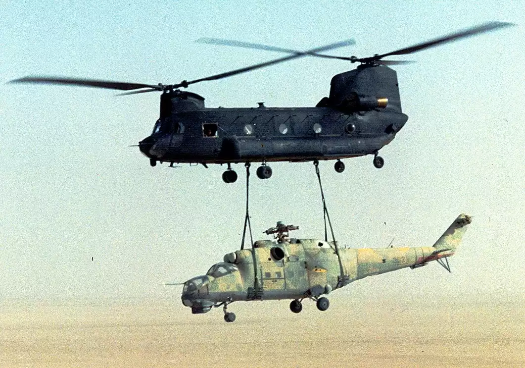 Opération Mount Hope III : un CH-47 Chinook exfiltre secrètement du Tchad un hélicoptère Hind libyen.