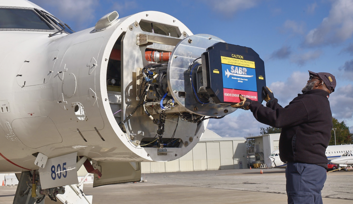 Le radar SABR AESA installé dans le nez d'un avion, à Miramar en Californie.