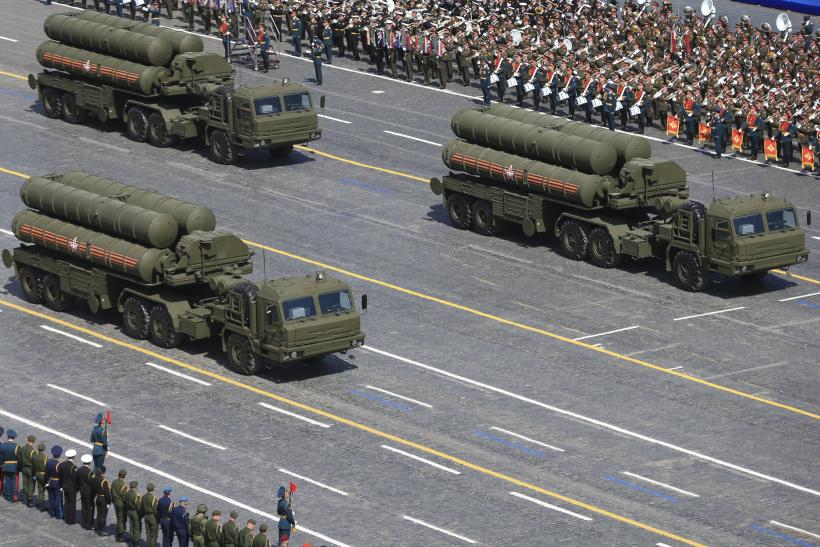 Les systèmes russes de missiles sol-air à moyenne et longue portée S-400 Triumph lors du défilé du Jour de la Victoire sur la Place Rouge à Moscou, le 9 mai 2015.
