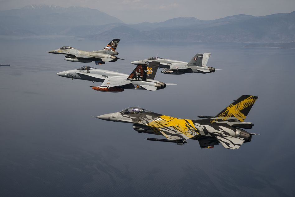 Les avions aux marquages "Tigre" du NTM 22 : en avant plan, un F-16 belge puis un F-18 espagnol, un F-18 suisse et enfin, un F-16 grec.