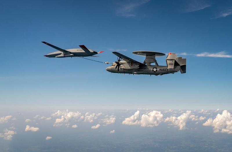 Le futur proche de l'aéronavale américaine en une image : un MQ-25A ravitaillant un E-2D Hawkeye.