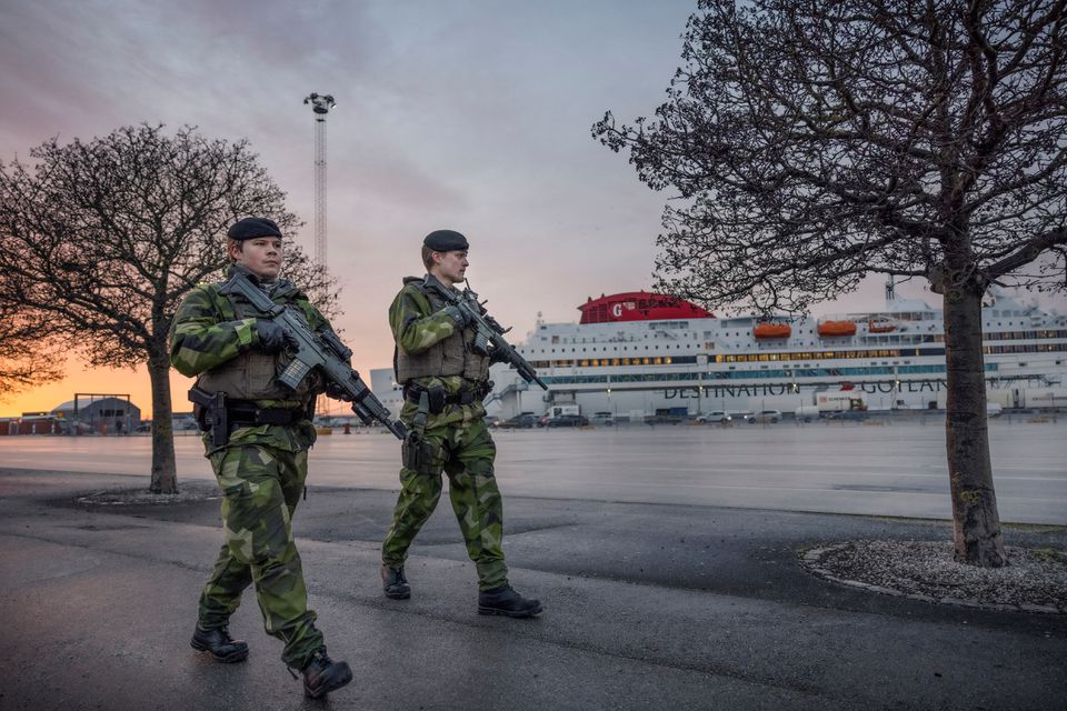 Patrouille de soldats suédois dans le port de Visby, sur l'île de Gotland.