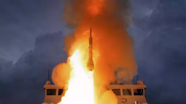 Tir d'un missile antiaérien longue portée ASTER 30 depuis un navire.