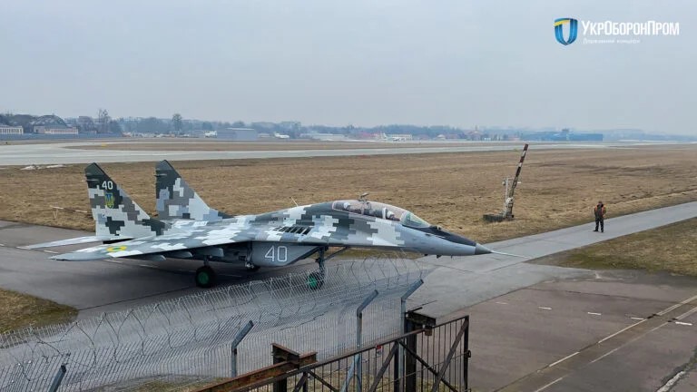 MiG-29UB ukrainien à Lviv en avril 2021. Plusieurs sources annoncent que ce sont ces avions (aux capacités de combat limitées) qui sont utilisés pour tirer les AGM-88 HARM, le pilote étant accompagné d'un officier système d'arme en siège arrière, avec le système de lancement du missile.
