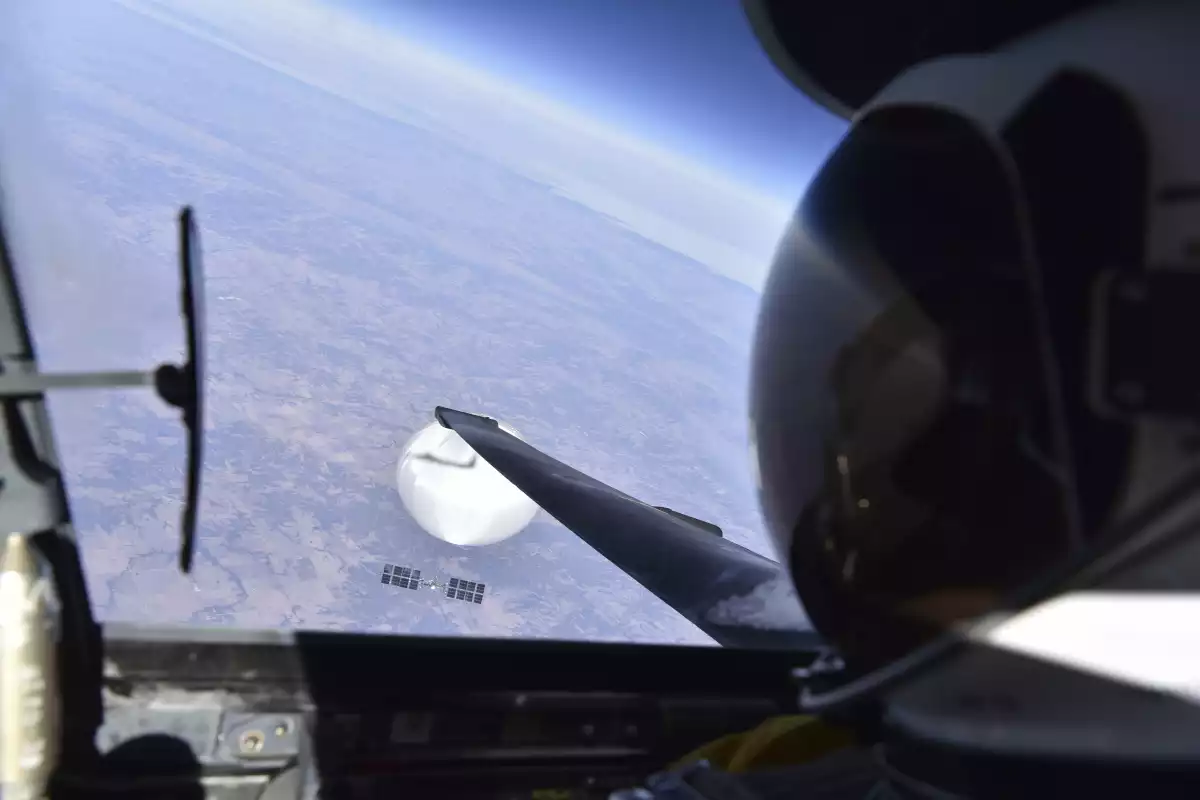 Selfie stratosphérique : U-2 Dragon Lady et ballon chinois