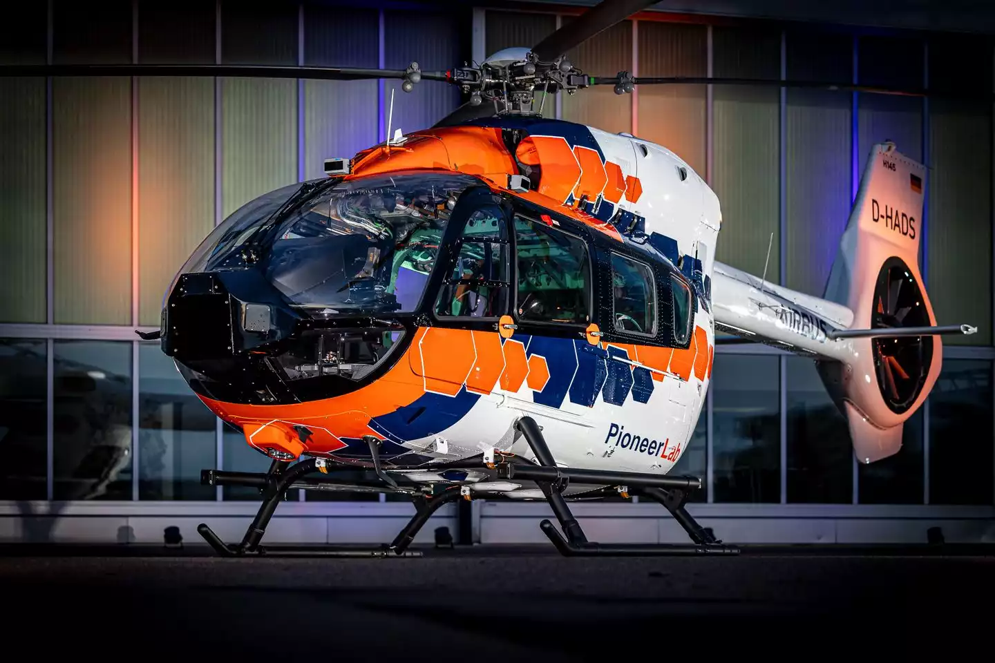 Airbus Helicopters stellt PioneerLab vor, seine neue zweimotorige Technologiedemonstration auf Basis der H145-Plattform