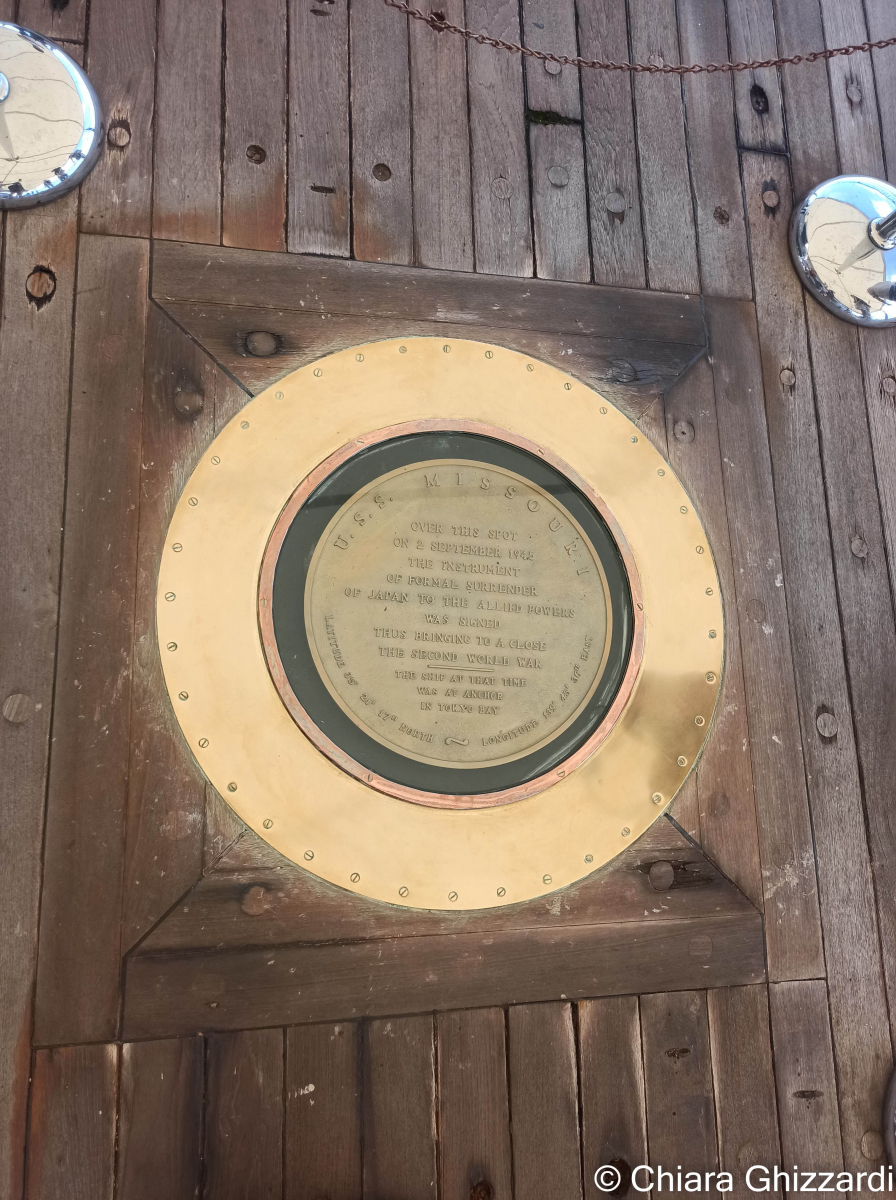 A l'endroit où se trouvait la table avec la déclaration de reddition du Japon, une plaque a été intégrée avec les coordonnées exacte de la cérémonie.