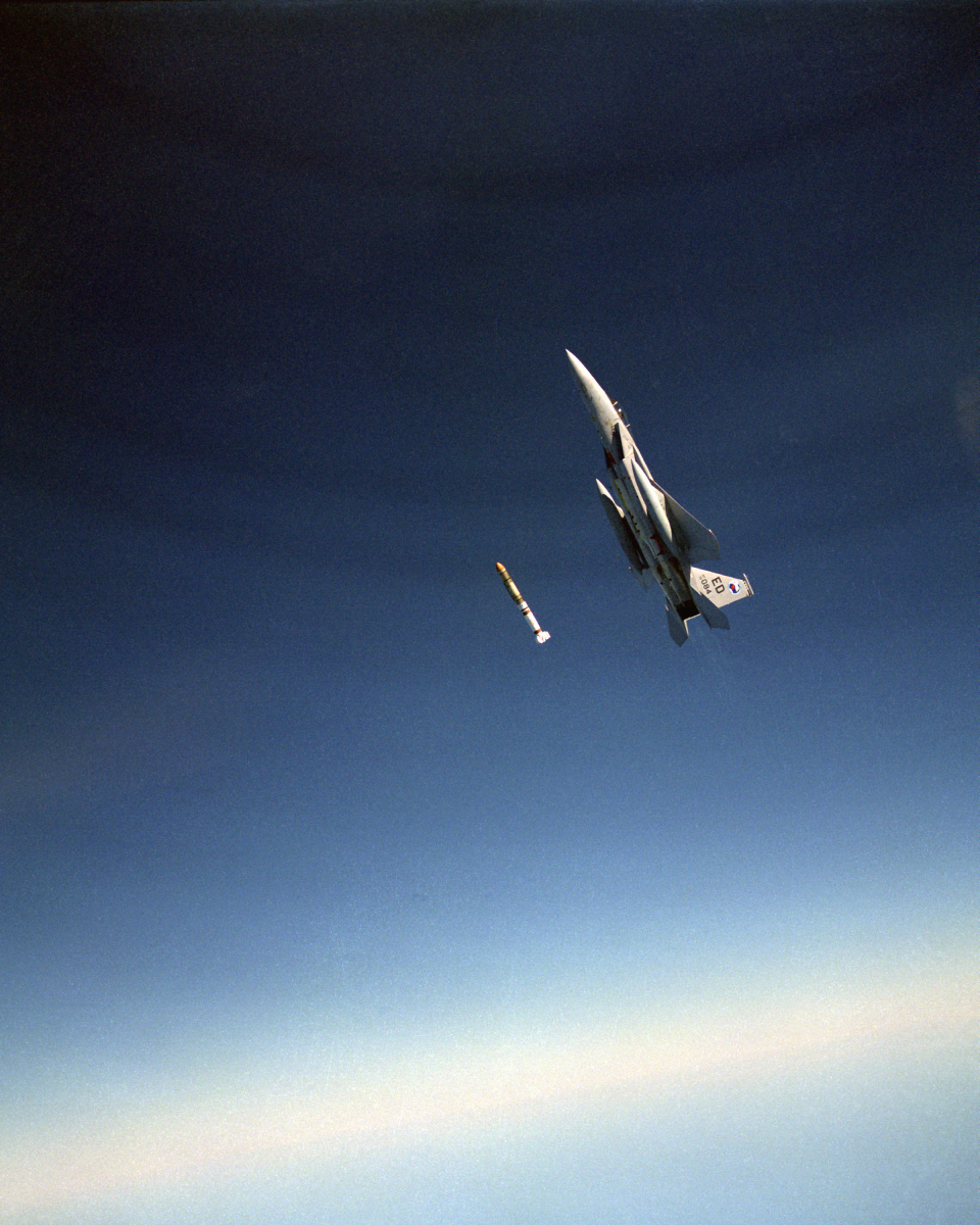 An_air-to-air_left_side_view_of_an_F-15_Eagle_aircraft_releasing_an_anti-satellite_(ASAT)_missile_during_a_test.jpeg