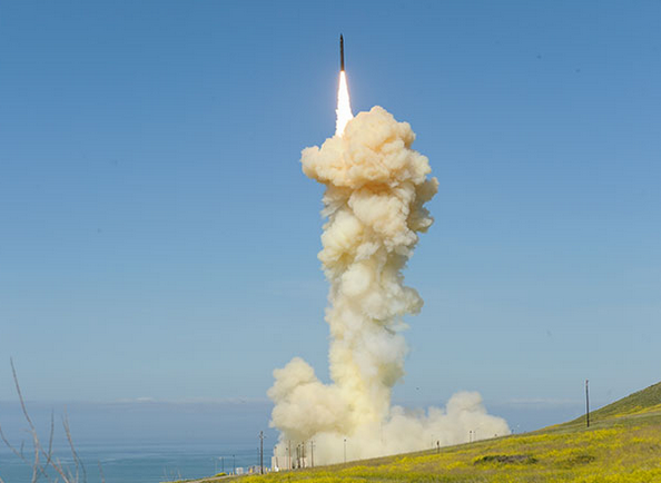 Une salve de missiles GMD intercepte une cible simulant un missile balistique intercontinental.