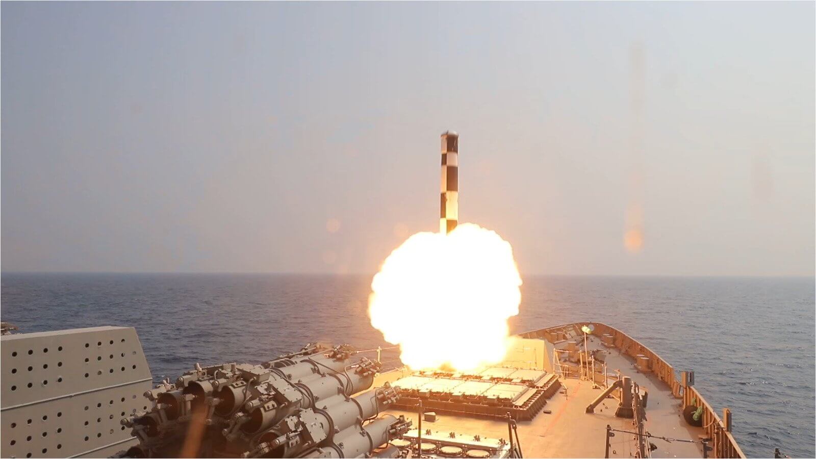 Bientôt 200 missiles de croisière supersoniques BrahMos pour la marine indienne
