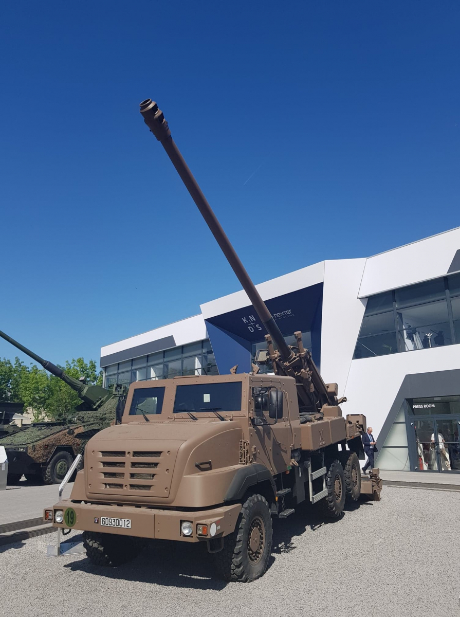 Obusier automoteur d'artillerie de 155 mm CAESAr durant le salon Eurosatory 2022.