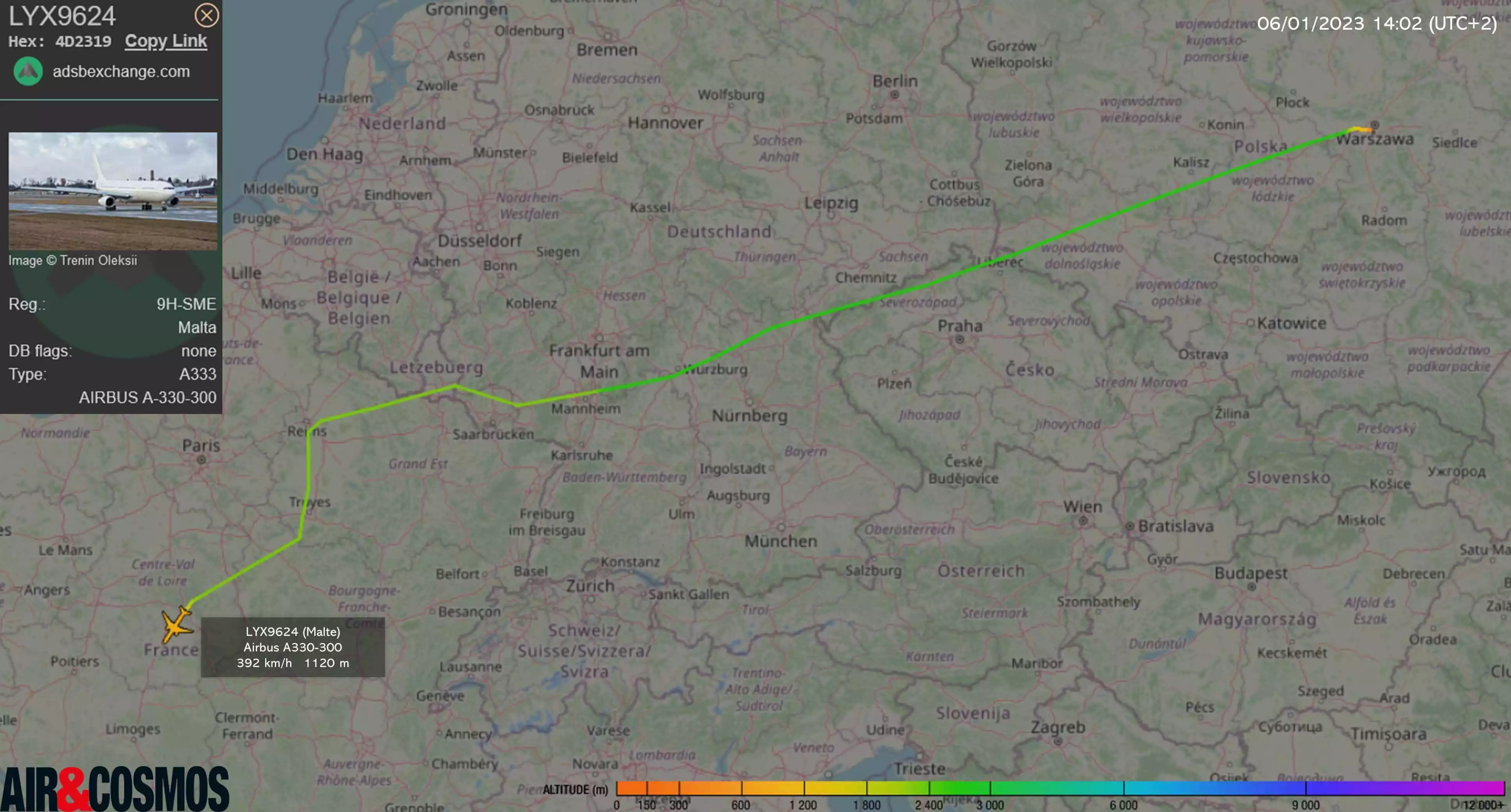 Après un bref arrêt à Varsovie, l'avion s'est rendu en moyenne altitude à Châteauroux-Centre.