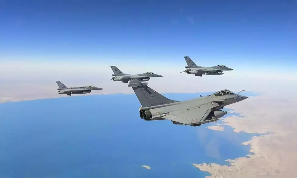 Les militaires irakiens ont eu l'occasion de voir voler les Rafale au-dessus de l'Irak. Le standard F3 a même vu son intercompatibilité améliorée avec les F-16 IQ.